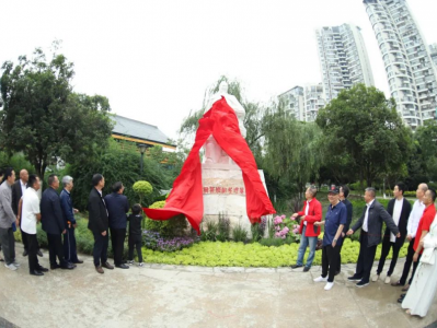 5月21日，蒙顶山茶成都市营销中心在茶文化公园揭牌，当日，在茶文化公园落成的植茶始祖吴理真汉白玉雕像也正式揭幕。