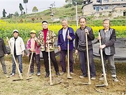 重庆:独臂青年成英豪 400亩荒山变青山